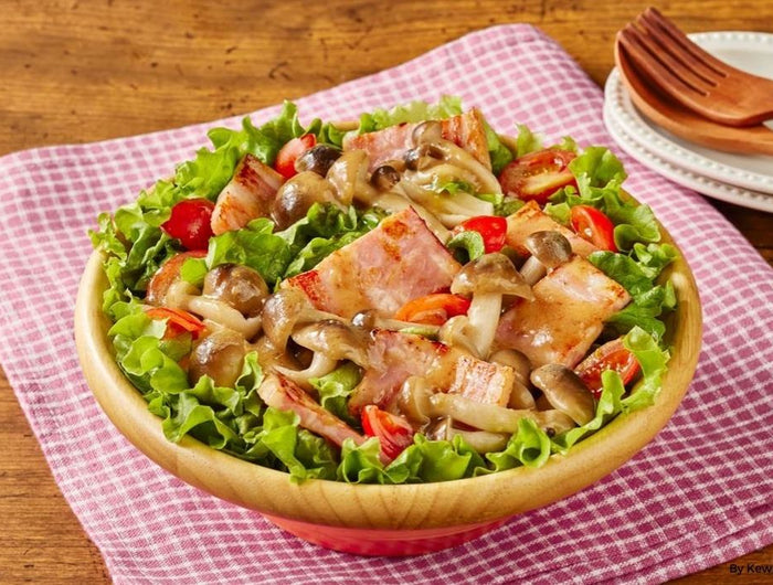 <h1>Leaf Lettuce Salad with Sautéed Mushrooms and Thick-Cut Bacon</h1>