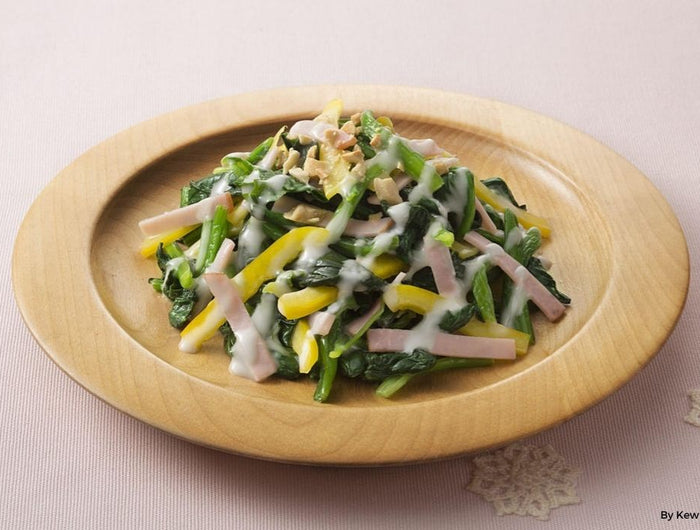 <h1>Colorful Spinach Salad with Peanuts</h1>